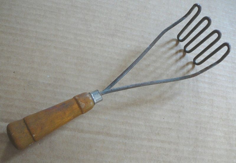 ANTIQUE TURNED WOOD HANDLE ESS WIRE HEAD POTATO MASHER PRIMITIVE UTENSIL #34