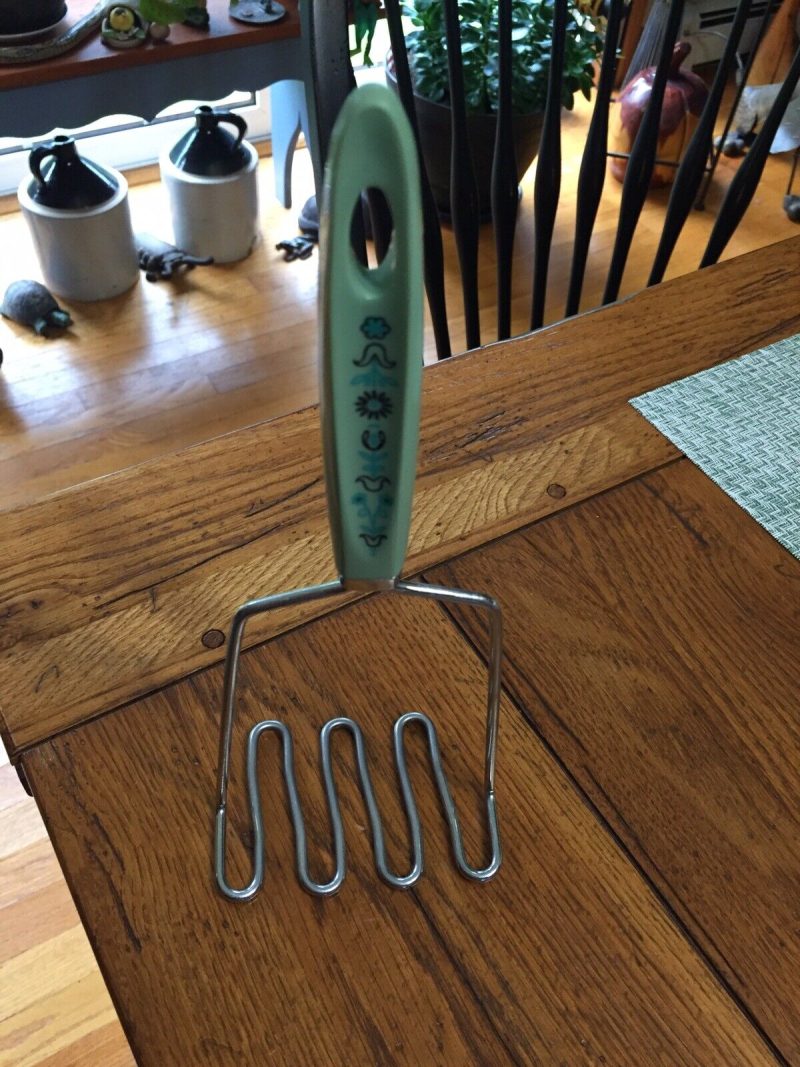 VINTAGE ANDROCK FLORAL GREEN BLUE POTATOE MASHER KITCHEN UTENSIL USA.. MCM