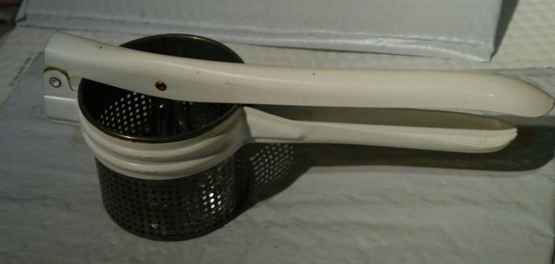 Vintage HANDY THINGS Potato Masher Juicer Ricer Press Ludington Michigan USA 50s