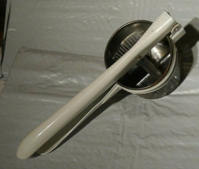 Vintage HANDY THINGS Potato Masher Juicer Ricer Press Ludington Michigan USA 50s