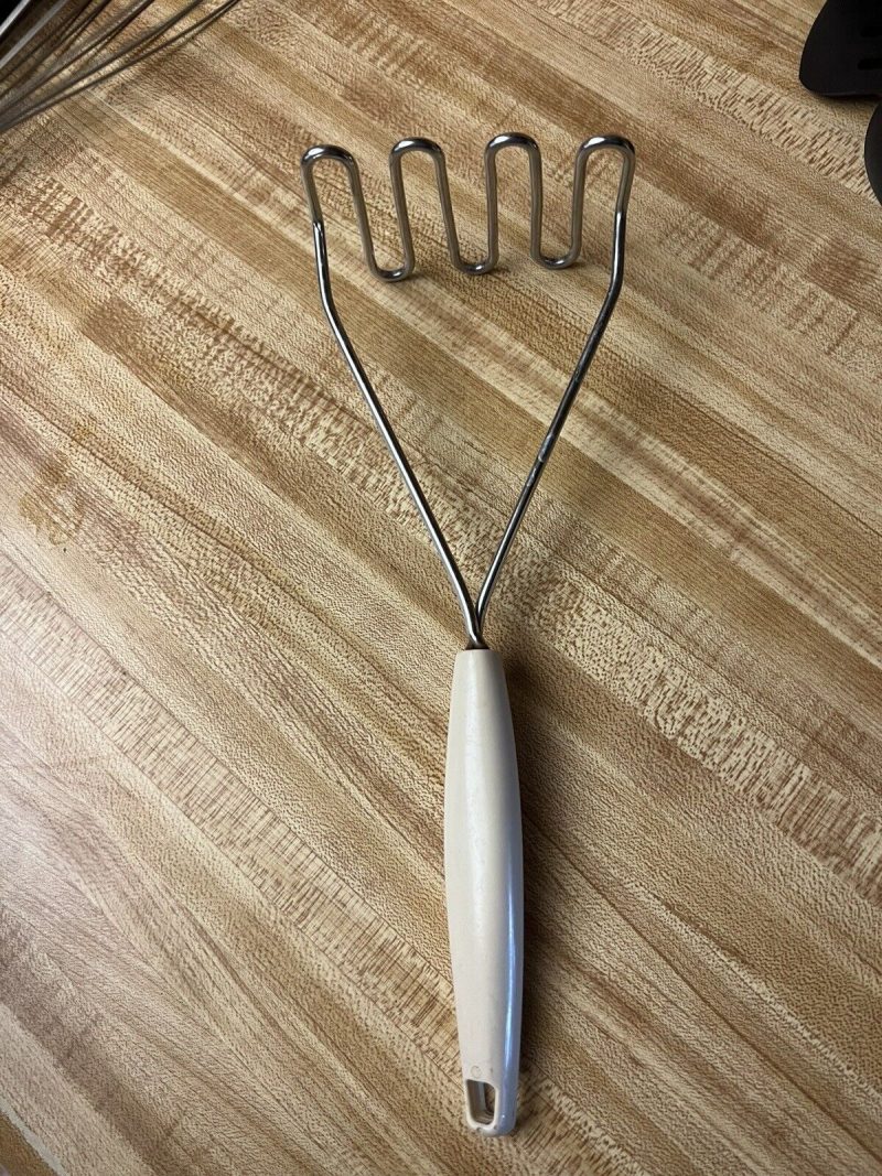 VINTAGE STAINLESS STEEL POTATO MASHER with PLASTIC HANDLE 11 inches long